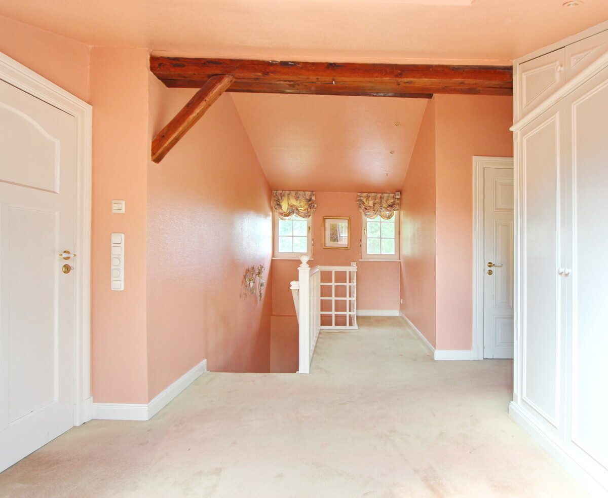 Blick im OG auf den Treppenaufgang Immobilienangebot - Kisdorf / Kisdorferwohld - Haus_Wohnung - Wunderschönes Einfamilienhaus auf großem Grundstück in Kisdorf / Kisdorferwohld