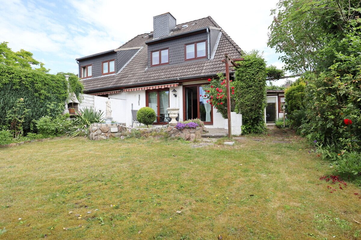 Immobilienangebot - Henstedt-Ulzburg - Haus_Wohnung - Erbpacht! Zentral gelegene Doppelhauhälfte mit Vollkeller und Carport