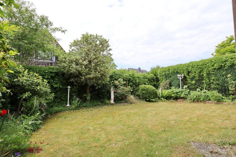 Immobilienangebot - Henstedt-Ulzburg - Haus_Wohnung - Erbpacht! Zentral gelegene Doppelhauhälfte mit Vollkeller und Carport