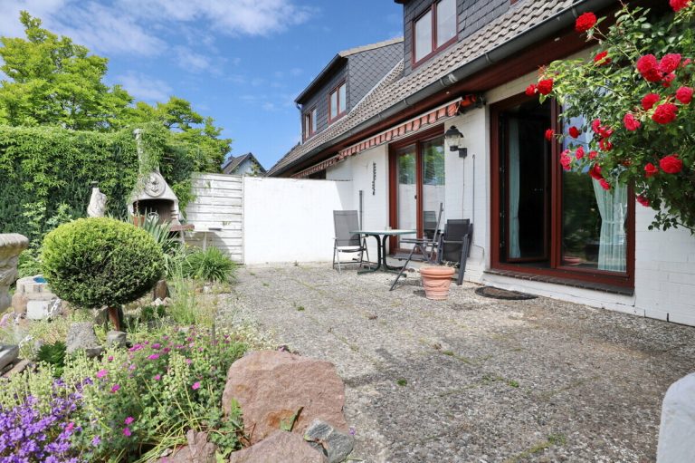 Immobilienangebot - Henstedt-Ulzburg - Haus_Wohnung - Erbpacht! Zentral gelegene Doppelhauhälfte mit Vollkeller und Carport