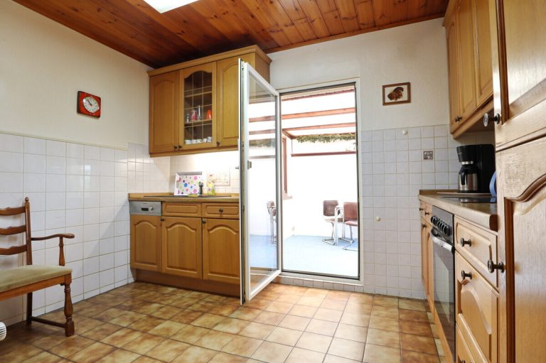 Immobilienangebot - Henstedt-Ulzburg - Haus_Wohnung - Erbpacht! Zentral gelegene Doppelhauhälfte mit Vollkeller und Carport