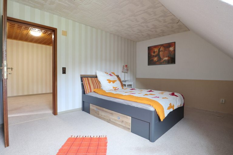 Immobilienangebot - Henstedt-Ulzburg - Haus_Wohnung - Erbpacht! Zentral gelegene Doppelhauhälfte mit Vollkeller und Carport