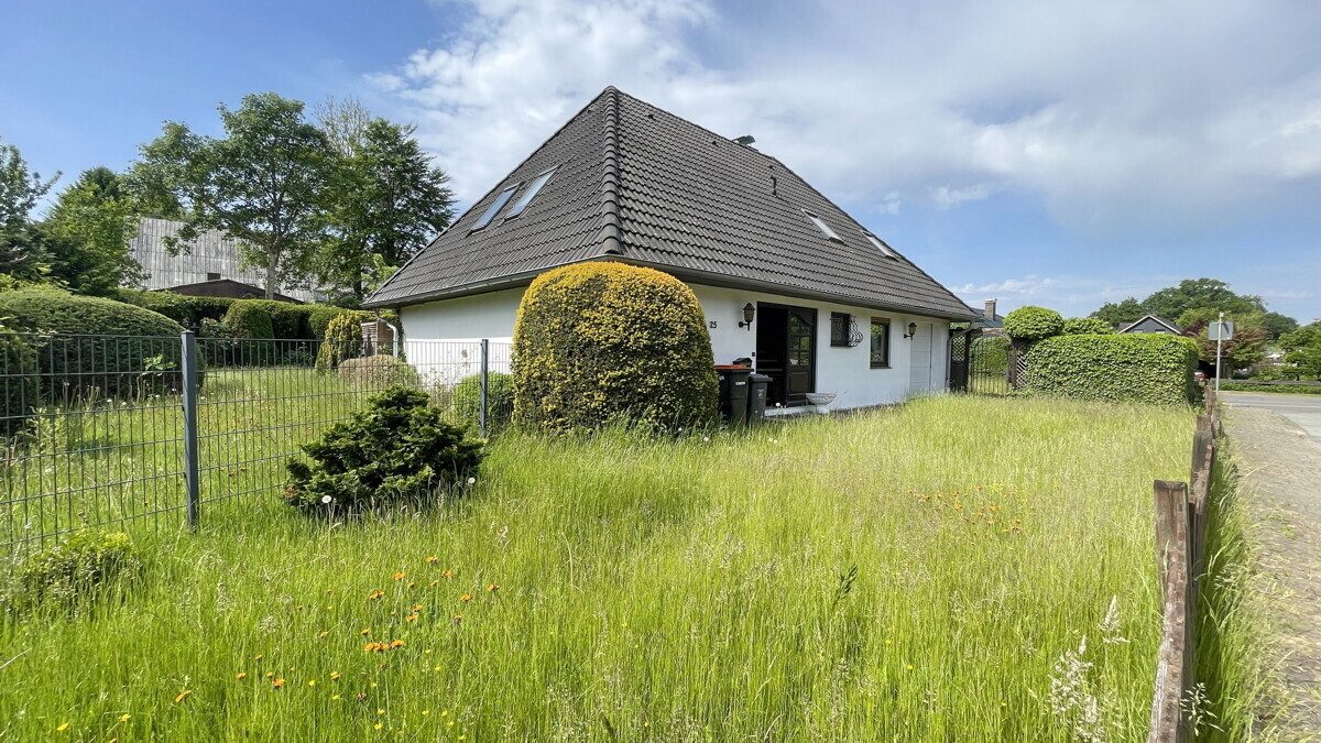 Vorderansicht Immobilienangebot - Wakendorf II - Haus_Wohnung - Einfamilienhaus mit Garage und großzügigem Pool in Wakendorf II