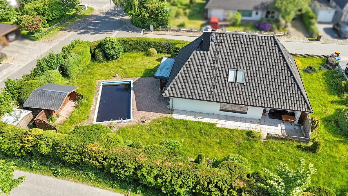 Luftaufnahme 2 Immobilienangebot - Wakendorf II - Haus_Wohnung - Einfamilienhaus mit Garage und großzügigem Pool in Wakendorf II