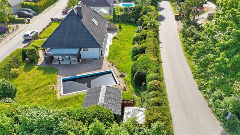 Immobilienangebot - Wakendorf II - Haus_Wohnung - Einfamilienhaus mit Garage und großzügigem Pool in Wakendorf II