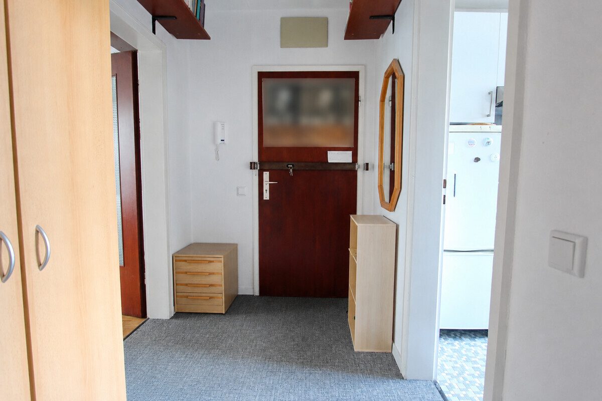 Flur (aufgeräumt durch KI) Immobilienangebot - Hamburg - Haus_Wohnung - Kapitalanlage in Hamburg-Meiendorf - Vermietete Eigentumswohnung mit Tiefgaragenstellplatz & Balkon.