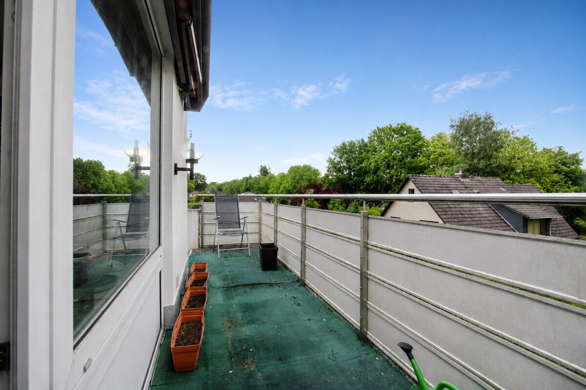 Balkon (saisonale Anpassung durch KI) Immobilienangebot - Hamburg - Haus_Wohnung - Kapitalanlage in Hamburg-Meiendorf - Vermietete Eigentumswohnung mit Tiefgaragenstellplatz & Balkon.