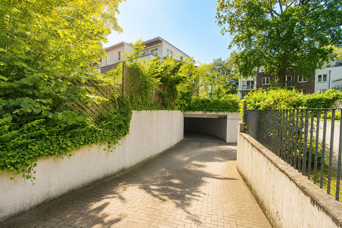 Zufahrt Tiefgarage(saisonale Anpassung durch KI) Immobilienangebot - Hamburg - Haus_Wohnung - Helle 2-Zimmer-Wohnung mit Balkon und Tiefgaragen-Stellplatz in Hamburg-Hummelsbüttel