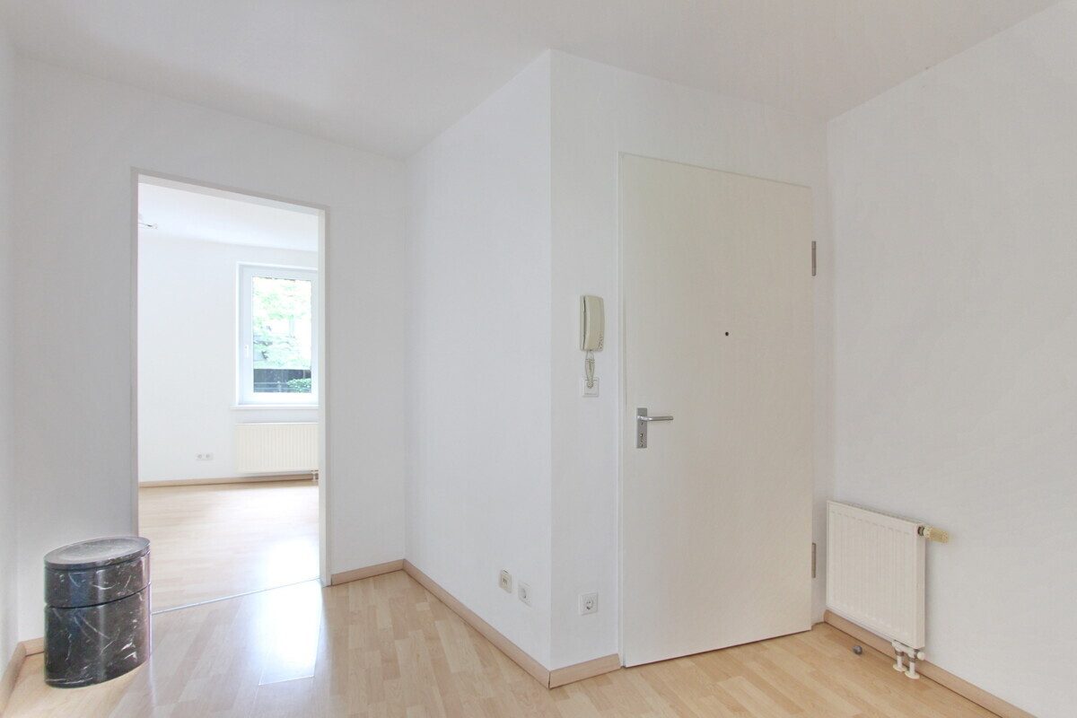 Flur mit Eingangsbereich Immobilienangebot - Hamburg - Haus_Wohnung - Helle 2-Zimmer-Wohnung mit Balkon und Tiefgaragen-Stellplatz in Hamburg-Hummelsbüttel