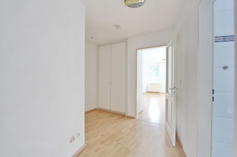 Immobilienangebot - Hamburg - Haus_Wohnung - Helle 2-Zimmer-Wohnung mit Balkon und Tiefgaragen-Stellplatz in Hamburg-Hummelsbüttel