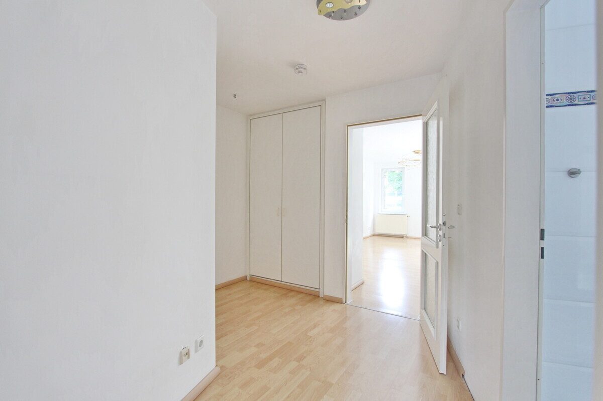 Flur mit Einbauschrank Immobilienangebot - Hamburg - Haus_Wohnung - Helle 2-Zimmer-Wohnung mit Balkon und Tiefgaragen-Stellplatz in Hamburg-Hummelsbüttel