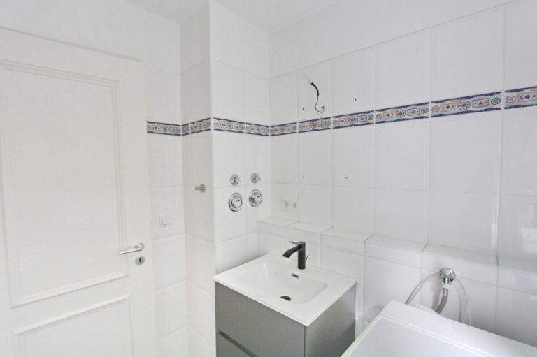 Immobilienangebot - Hamburg - Haus_Wohnung - Helle 2-Zimmer-Wohnung mit Balkon und Tiefgaragen-Stellplatz in Hamburg-Hummelsbüttel