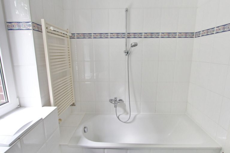 Immobilienangebot - Hamburg - Haus_Wohnung - Helle 2-Zimmer-Wohnung mit Balkon und Tiefgaragen-Stellplatz in Hamburg-Hummelsbüttel