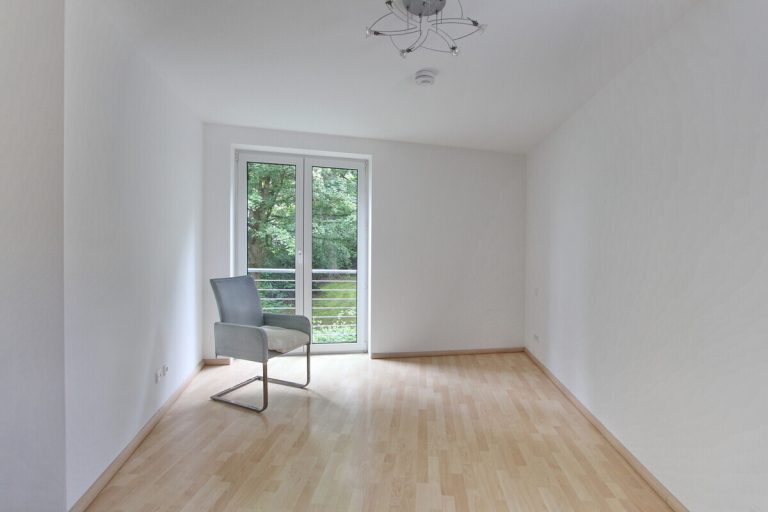 Immobilienangebot - Hamburg - Haus_Wohnung - Helle 2-Zimmer-Wohnung mit Balkon und Tiefgaragen-Stellplatz in Hamburg-Hummelsbüttel