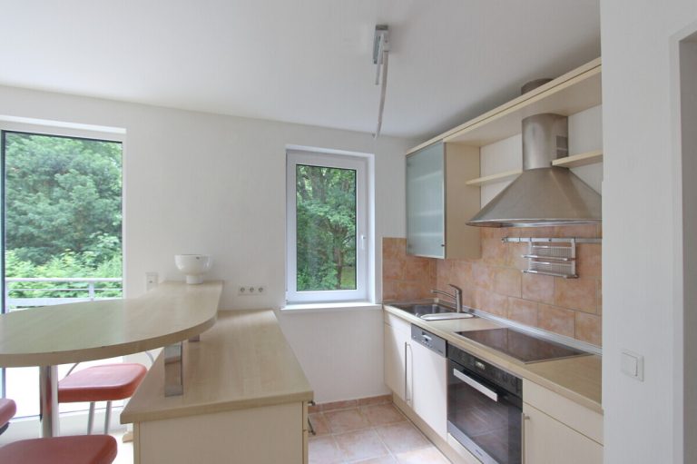 Immobilienangebot - Hamburg - Haus_Wohnung - Helle 2-Zimmer-Wohnung mit Balkon und Tiefgaragen-Stellplatz in Hamburg-Hummelsbüttel