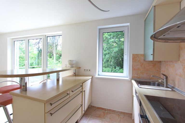 Immobilienangebot - Hamburg - Haus_Wohnung - Helle 2-Zimmer-Wohnung mit Balkon und Tiefgaragen-Stellplatz in Hamburg-Hummelsbüttel