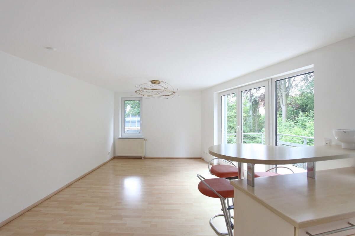 Wohnen Immobilienangebot - Hamburg - Haus_Wohnung - Helle 2-Zimmer-Wohnung mit Balkon und Tiefgaragen-Stellplatz in Hamburg-Hummelsbüttel
