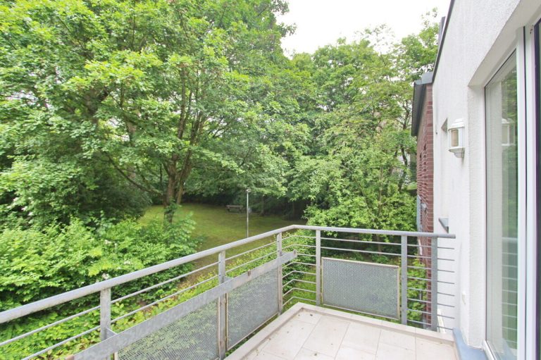Immobilienangebot - Hamburg - Haus_Wohnung - Helle 2-Zimmer-Wohnung mit Balkon und Tiefgaragen-Stellplatz in Hamburg-Hummelsbüttel