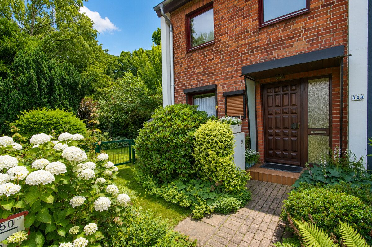 Hauseingang (saisonale Anpassung durch KI) Immobilienangebot - Hamburg - Haus_Wohnung - Reihenendhaus mit großem Garten in Hamburg-Bramfeld