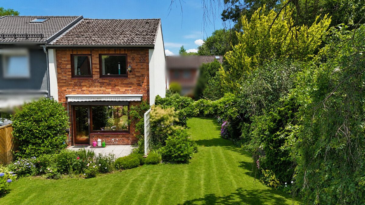 Drohne_Hausrückseite mit Terrasse (saisonale Anpassung durch KI) Immobilienangebot - Hamburg - Haus_Wohnung - Reihenendhaus mit großem Garten in Hamburg-Bramfeld