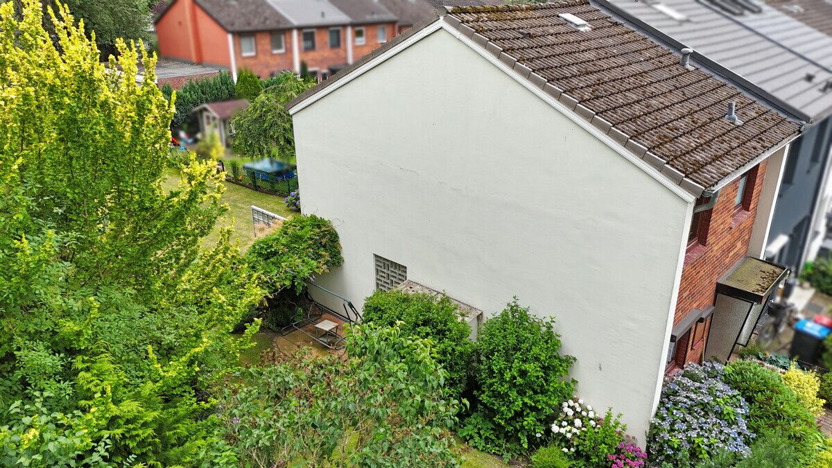Drohne Giebelseite Immobilienangebot - Hamburg - Haus_Wohnung - Reihenendhaus mit großem Garten in Hamburg-Bramfeld