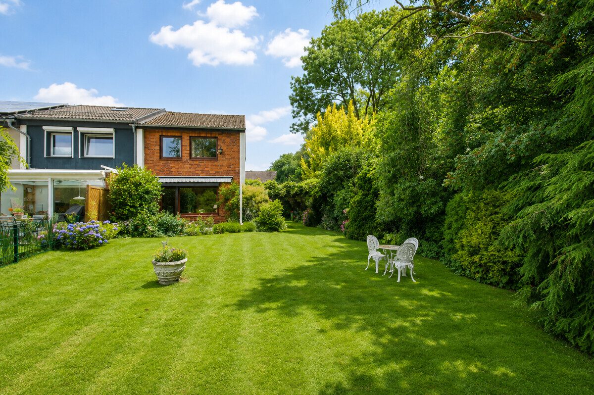 Hausrückseite (saisonale Anpassung durch KI) Immobilienangebot - Hamburg - Haus_Wohnung - Reihenendhaus mit großem Garten in Hamburg-Bramfeld