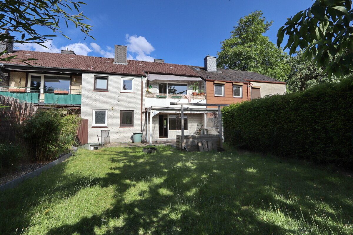 Titelbild_Rückansicht Immobilienangebot - Norderstedt - Haus_Wohnung - Großes Mittelreihenhaus mit 2 Einheiten und Carport in Norderstedt