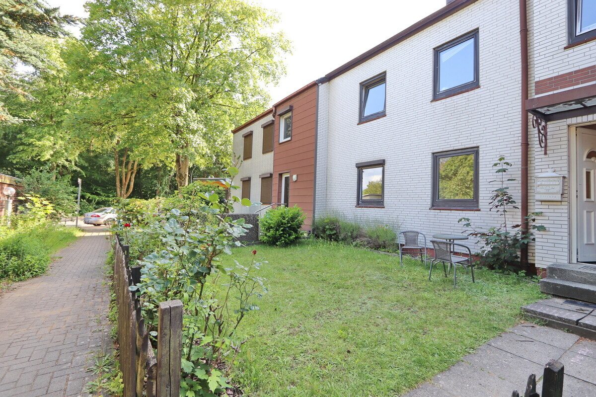 Vorderansicht und Gehweg Immobilienangebot - Norderstedt - Haus_Wohnung - Großes Mittelreihenhaus mit 2 Einheiten und Carport in Norderstedt