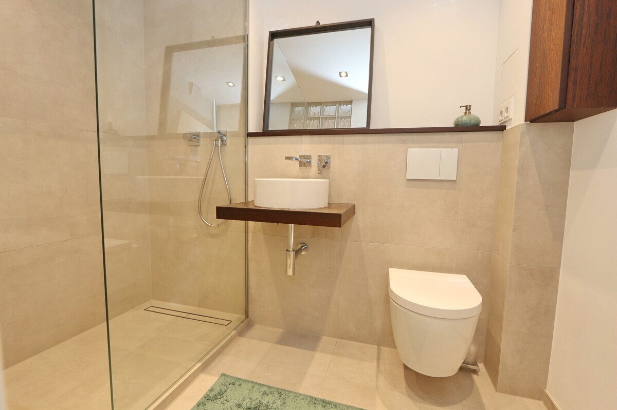 Badezimmer Immobilienangebot - Hamburg - Haus_Wohnung - Gepflegte Zwei-Zimmer-Eigentumswohnung in Hamburg Eppendorf mit Balkon