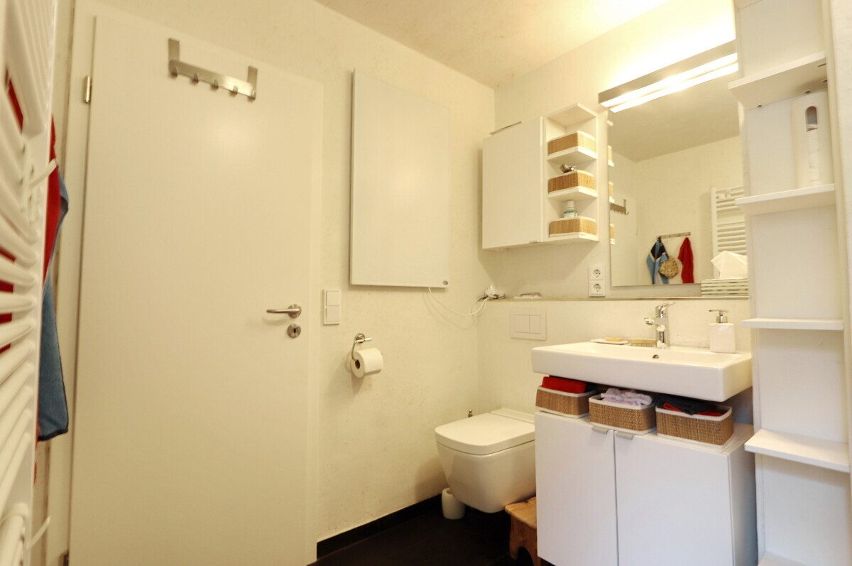 Badezimmer Immobilienangebot - Hamburg - Haus_Wohnung - Familienfreundliches Reihenendhaus im schönen Hamburg-Bramfeld.