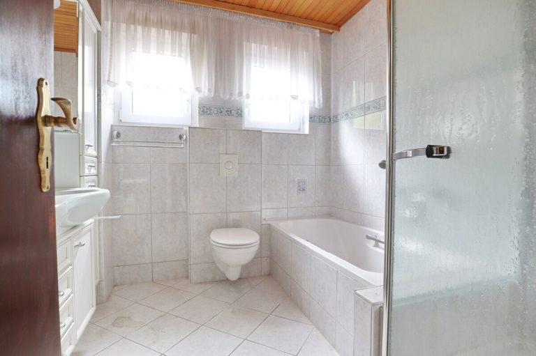 Immobilienangebot - Kisdorf - Haus_Wohnung - Zweifamilienhaus auf großzügigem Grundstück – Ihr Sanierungsprojekt mit viel Potenzial in Kisdorf