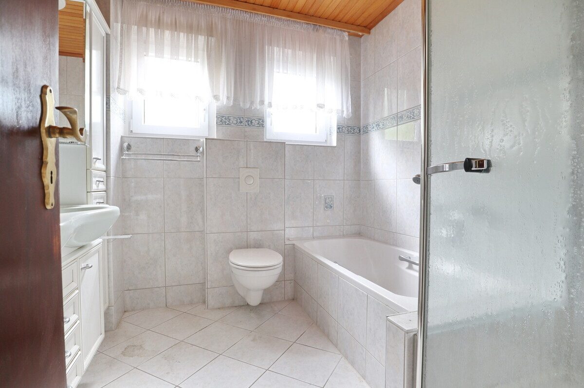 Immobilienangebot - Kisdorf - Haus_Wohnung - Zweifamilienhaus auf großzügigem Grundstück – Ihr Sanierungsprojekt mit viel Potenzial in Kisdorf