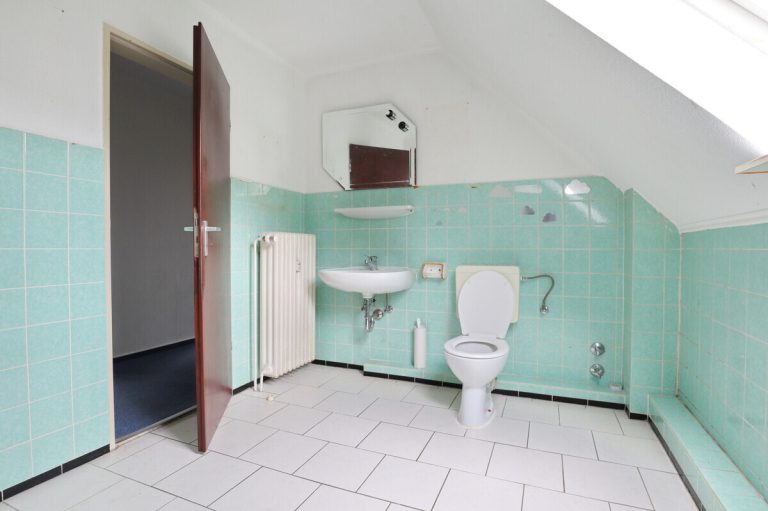 Immobilienangebot - Kisdorf - Haus_Wohnung - Zweifamilienhaus auf großzügigem Grundstück – Ihr Sanierungsprojekt mit viel Potenzial in Kisdorf