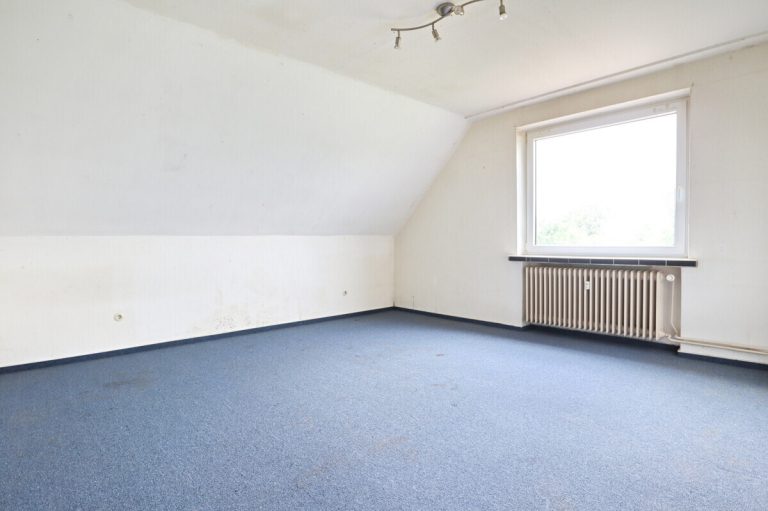 Immobilienangebot - Kisdorf - Haus_Wohnung - Zweifamilienhaus auf großzügigem Grundstück – Ihr Sanierungsprojekt mit viel Potenzial in Kisdorf