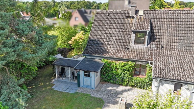Immobilienangebot - Hamburg - Haus_Wohnung - Platzreiches Einfamilienhaus auf sonnigem Grundstück in Hamburg Sasel
