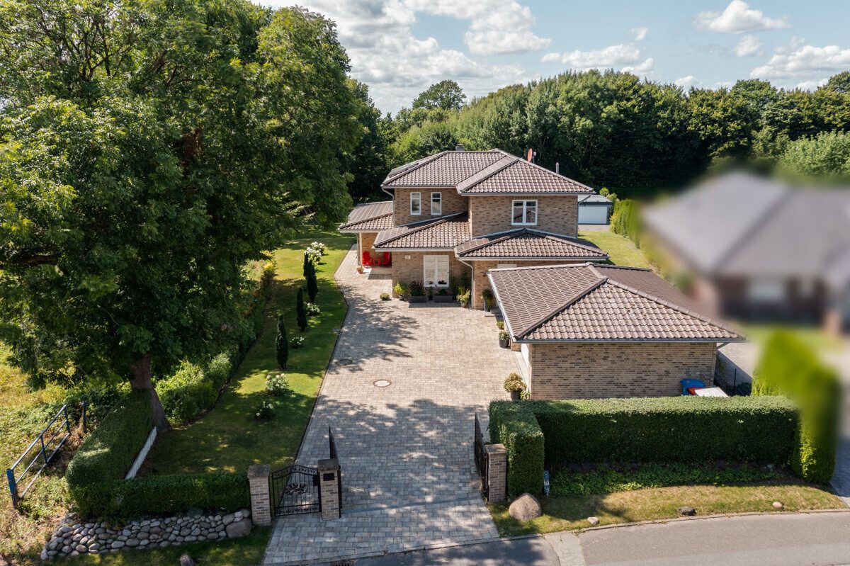 Außensicht Drohne Immobilienangebot - Winsen - Haus_Wohnung - Winsen - Ein Traumhaus in Feldrandlage im Speckgürtel Hamburgs