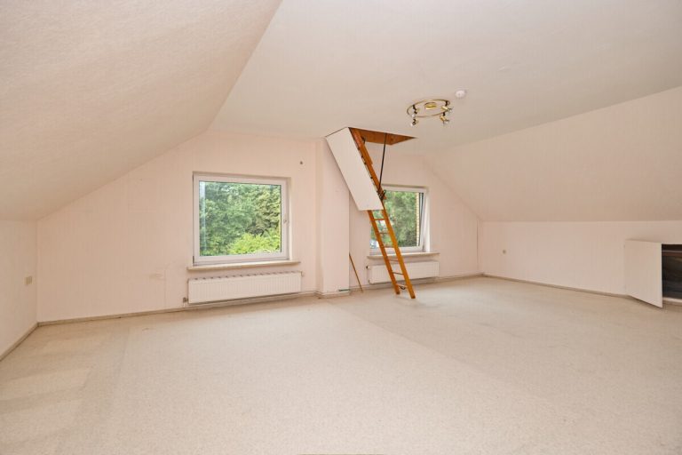 Immobilienangebot - Hamburg - Haus_Wohnung - Platzreiches Endreihenhaus mit 151,86m² Wohn- und Nutzfläche in Hamburg Poppenbüttel