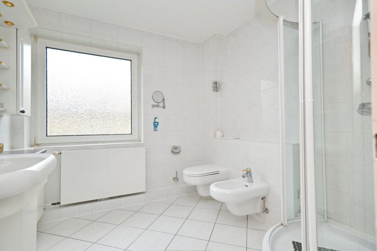 Immobilienangebot - Hamburg - Haus_Wohnung - Platzreiches Endreihenhaus mit 151,86m² Wohn- und Nutzfläche in Hamburg Poppenbüttel