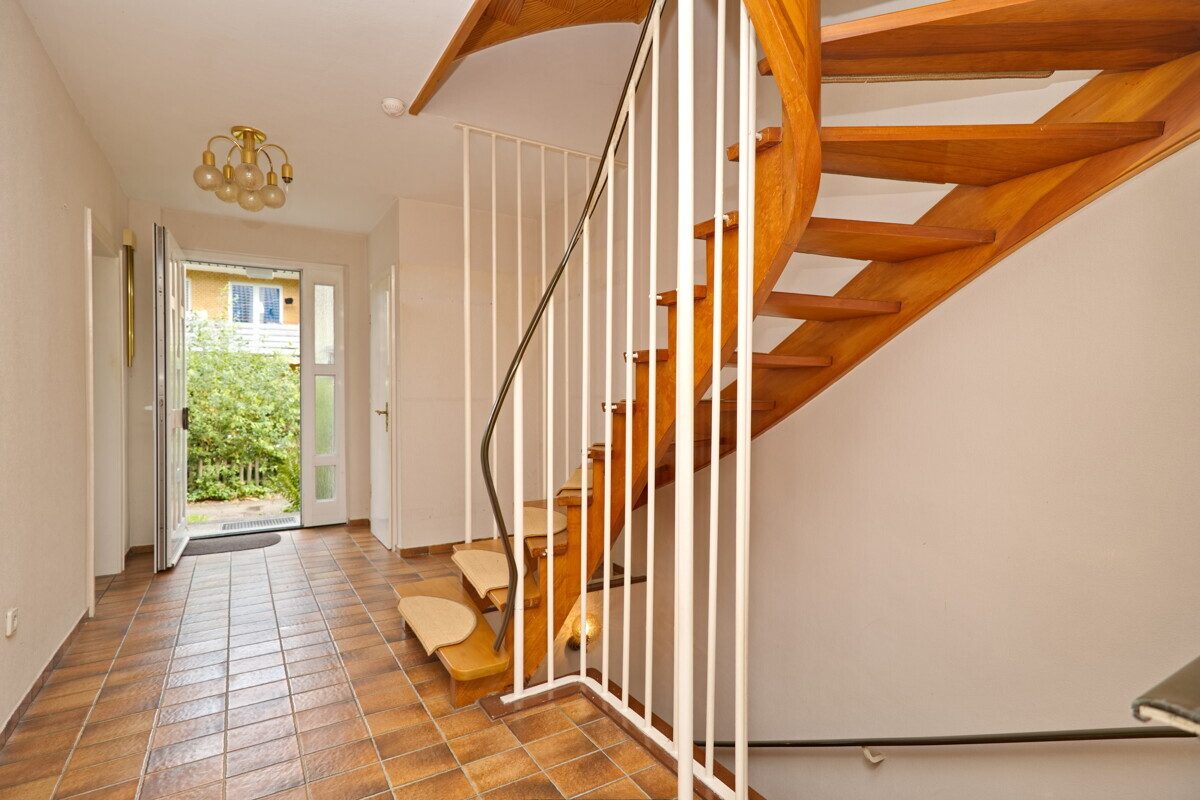 Flur EG Immobilienangebot - Hamburg - Haus_Wohnung - Platzreiches Endreihenhaus mit 151,86m² Wohn- und Nutzfläche in Hamburg Poppenbüttel