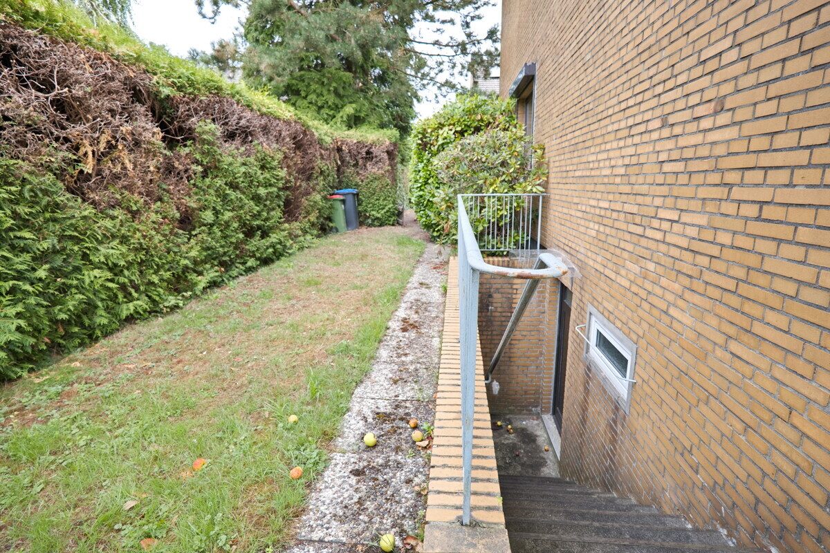 Kellerniedergang und Garten seitlich Immobilienangebot - Hamburg - Haus_Wohnung - Platzreiches Endreihenhaus mit 151,86m² Wohn- und Nutzfläche in Hamburg Poppenbüttel