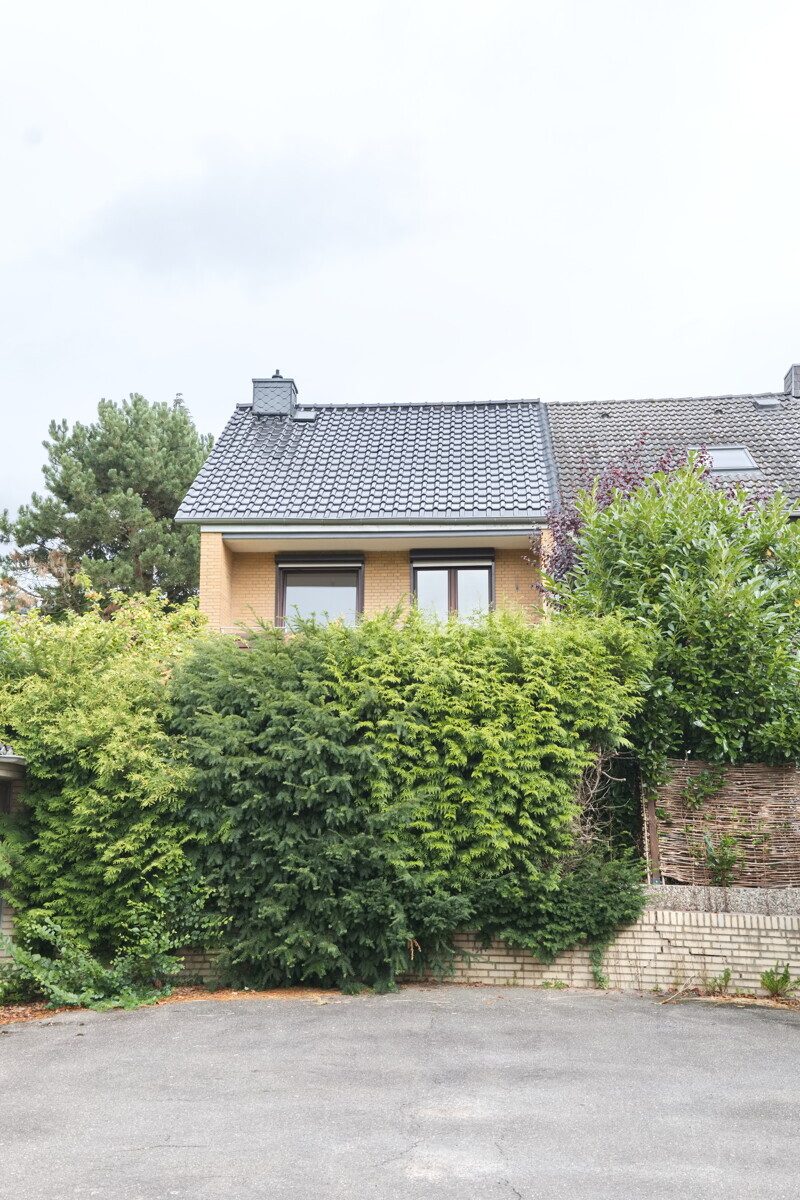 Rückansicht von den Garagen Immobilienangebot - Hamburg - Haus_Wohnung - Platzreiches Endreihenhaus mit 151,86m² Wohn- und Nutzfläche in Hamburg Poppenbüttel
