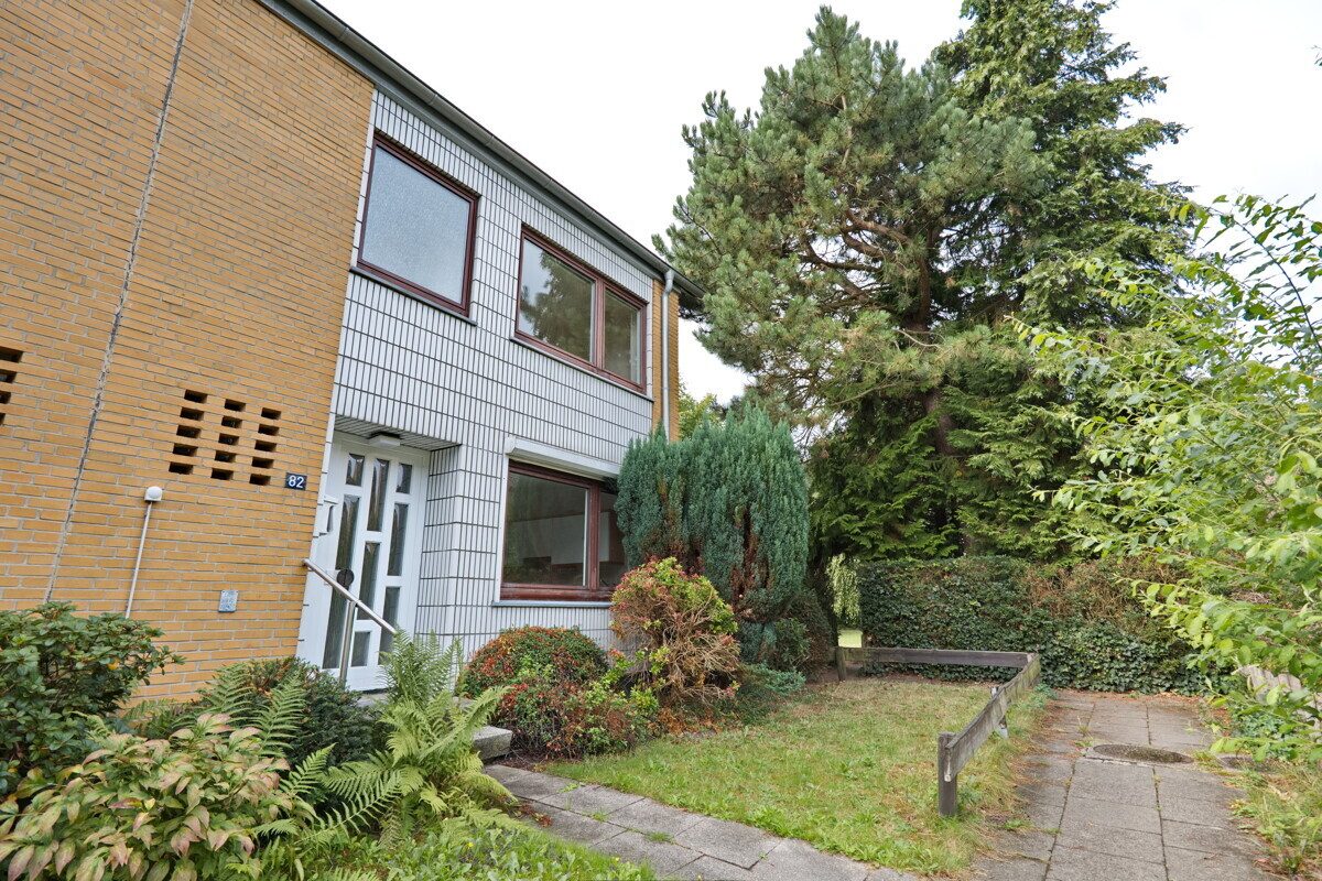 Vorderansicht Immobilienangebot - Hamburg - Haus_Wohnung - Platzreiches Endreihenhaus mit 151,86m² Wohn- und Nutzfläche in Hamburg Poppenbüttel