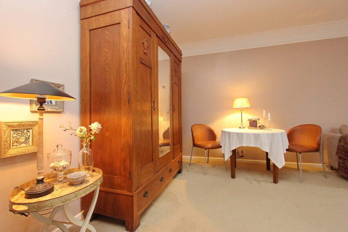 Immobilienangebot - Hamburg - Haus_Wohnung - Attraktive 1,5-Zimmer-Wohnung mit Süd-Balkon und Tiefgaragenstellplatz in Hamburg-Lokstedt