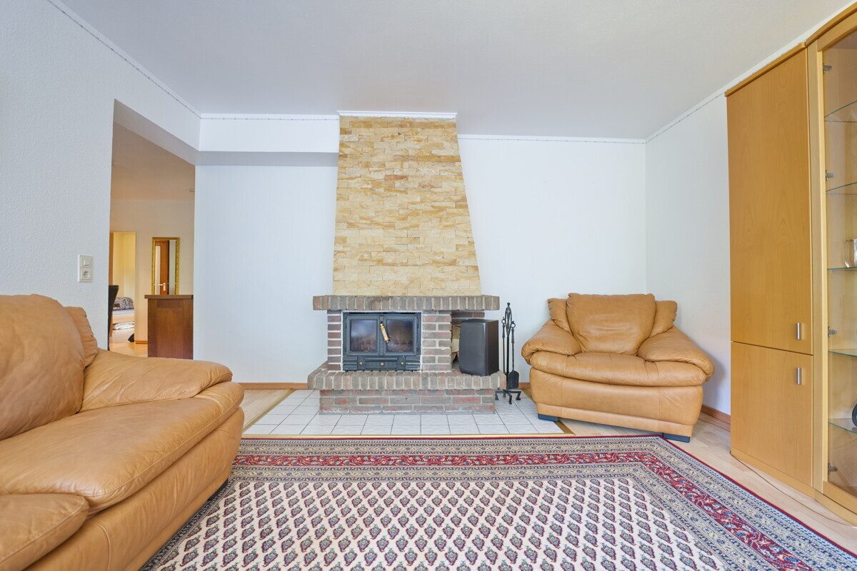 Wohnzimmer mit Kamin 2 Immobilienangebot - Ellerau - Haus_Wohnung - 4-Zi. Wohnung auf Erbpachtgrundstück – ideal für Eigennutzer oder Kapitalanleger in Ellerau