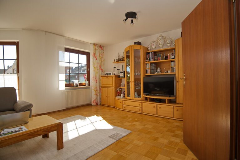 Immobilienangebot - Henstedt-Ulzburg - Haus_Wohnung - Attraktive Doppelhaushälfte mit großzügigem Vollkeller und Garagenstellplatz in Henstedt-Ulzburg