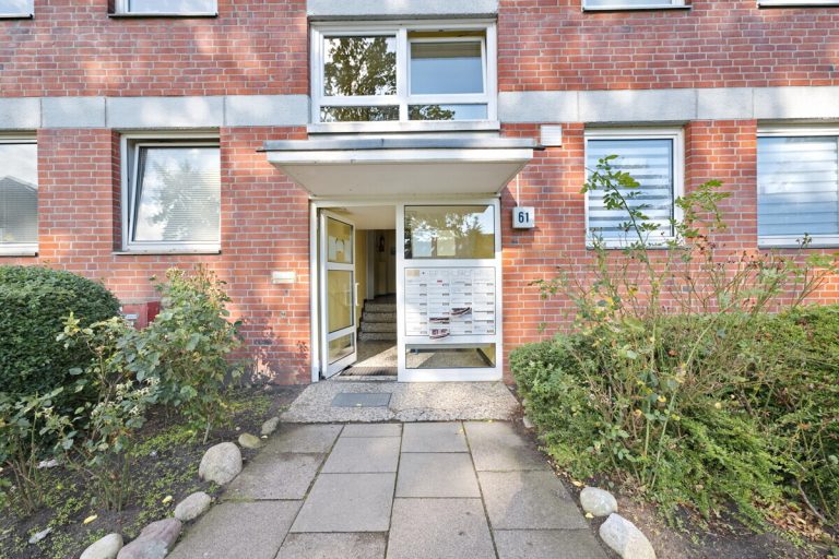 Immobilienangebot - Henstedt-Ulzburg - Haus_Wohnung - Gepflegte 3-Zimmer-Wohnung mit Loggia und hauseigenem Schwimmbad in Henstedt-Ulzburg