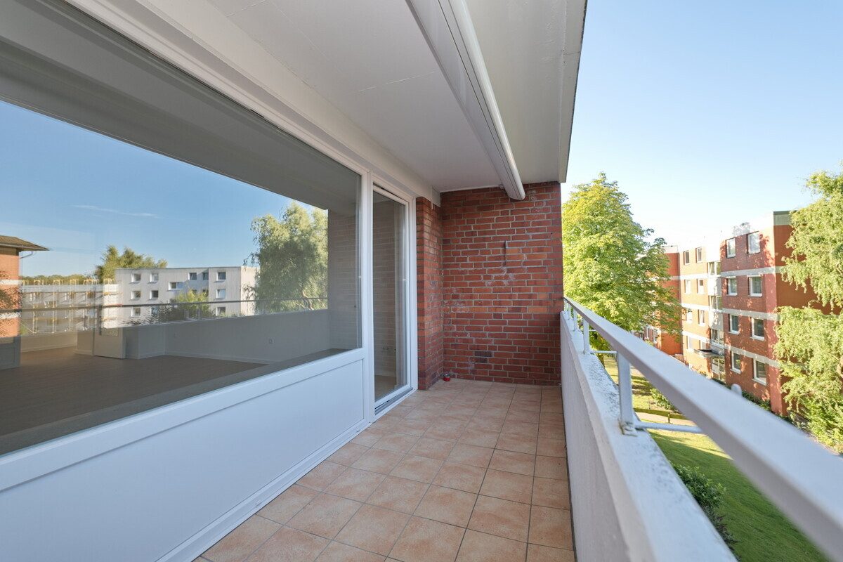 Immobilienangebot - Henstedt-Ulzburg - Haus_Wohnung - Gepflegte 3-Zimmer-Wohnung mit Loggia und hauseigenem Schwimmbad in Henstedt-Ulzburg