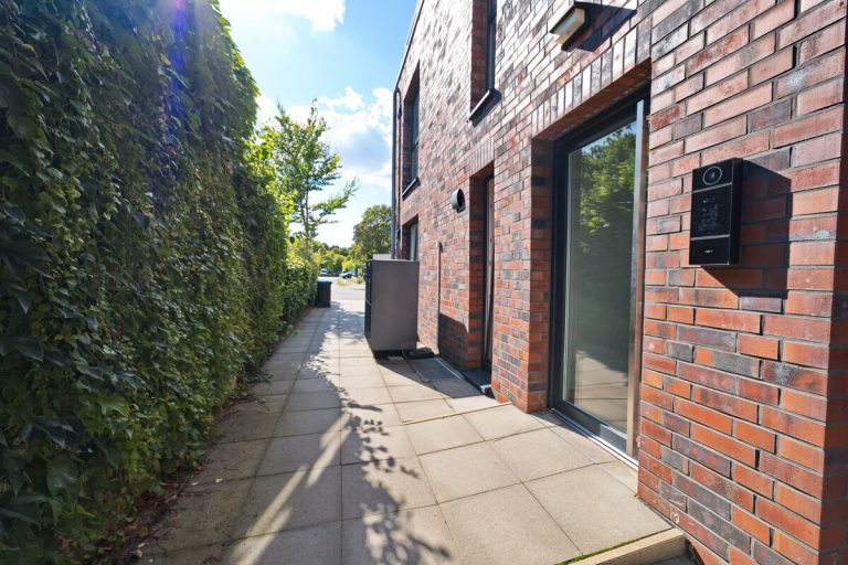 Immobilienangebot - Hamburg - Haus_Wohnung - Neubau: Zwei-Zimmer-Wohnung mit Balkon in ruhiger Seitenstraße von Meiendorf.