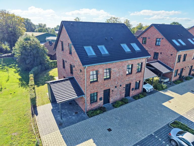 Immobilienangebot - Seestermühe - Haus_Wohnung - Hochwertige Doppelhaushälfte in Seestermühe – Garten, 2 Stellplätze & moderner Wohnkomfort