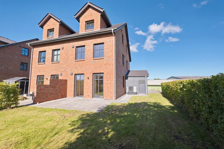 Immobilienangebot - Seestermühe - Haus_Wohnung - Hochwertige Doppelhaushälfte in Seestermühe – Garten, 2 Stellplätze & moderner Wohnkomfort